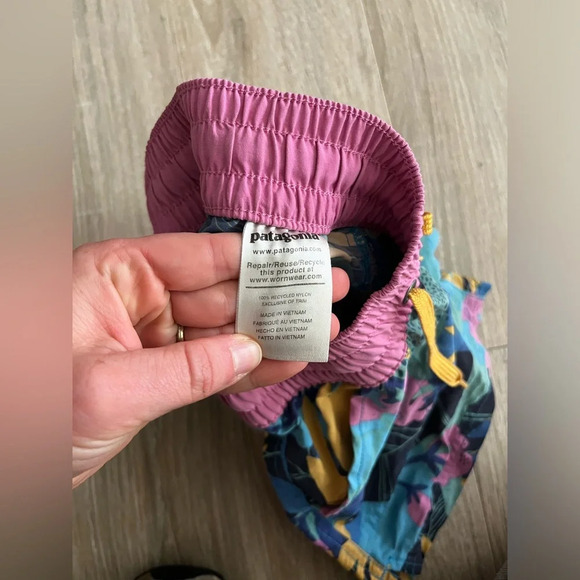 Patagonia Girls' Costa Rica Baggies Shorts Floral - Size Small - Picture 6 of 8